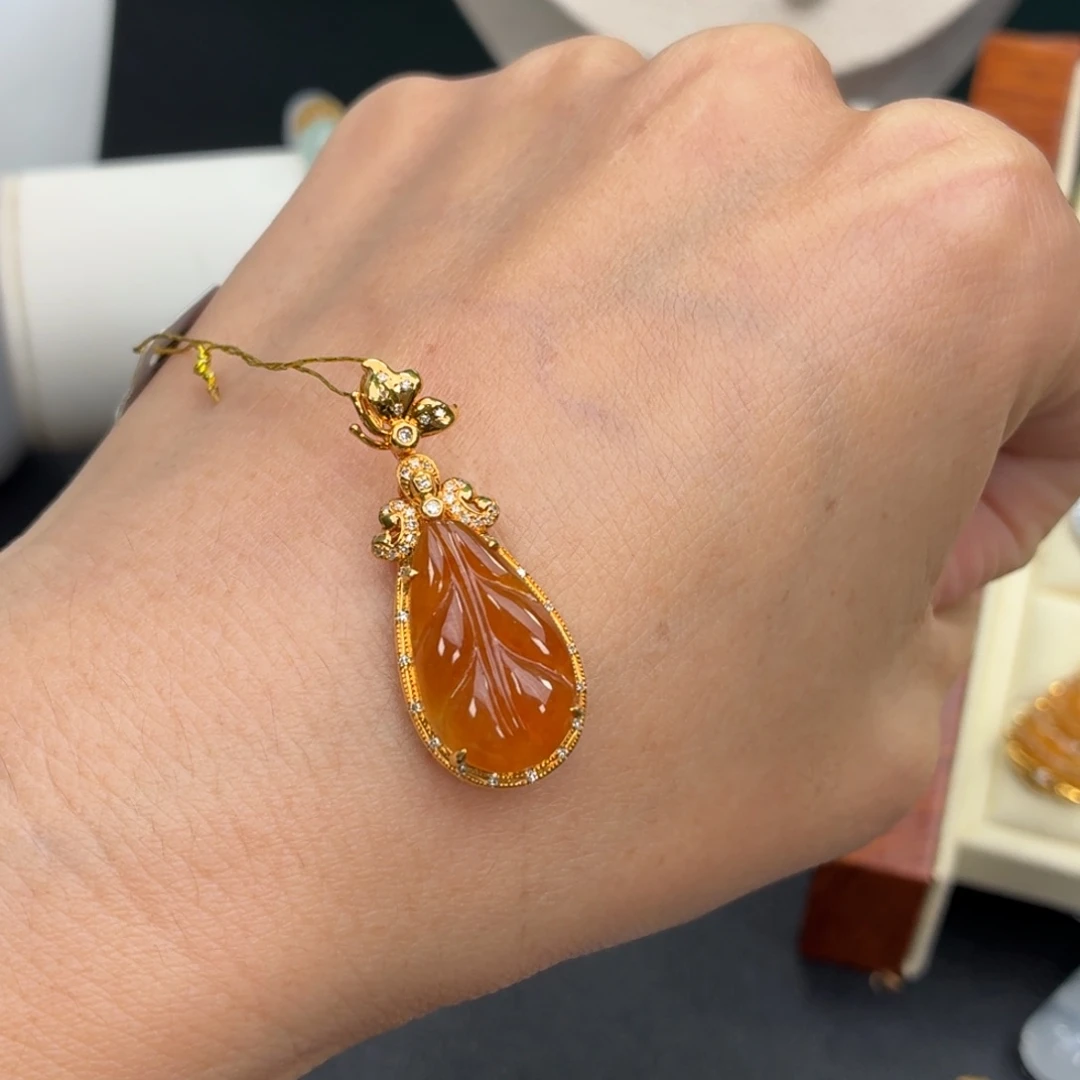 颈饰18K金镶嵌翡翠天然