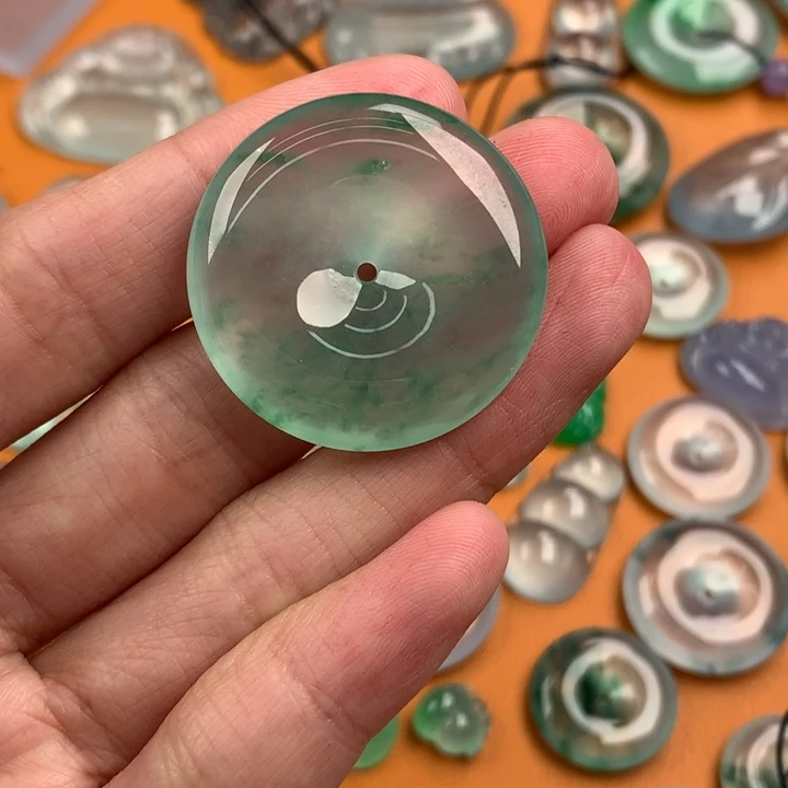 翡翠挂件未镶嵌…..