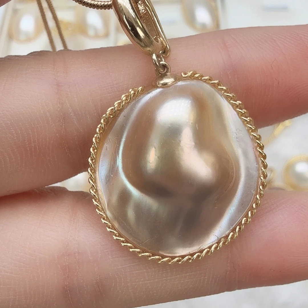 未镶嵌拼合珍珠（马贝珠）颈饰