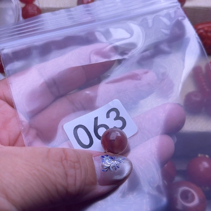 毛***旦颈饰未镶嵌南红玛瑙