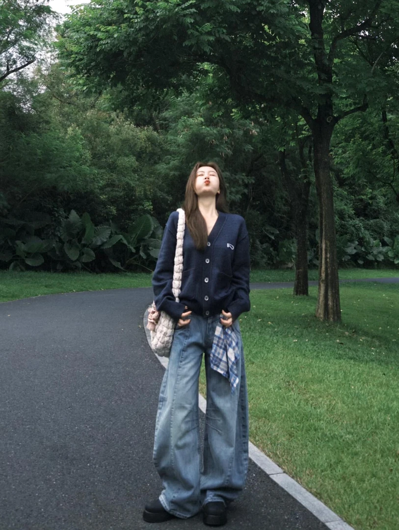 秋季新款舒适痞帅炸街风女装百搭可水洗毛针织衫高街黑色牛仔裤