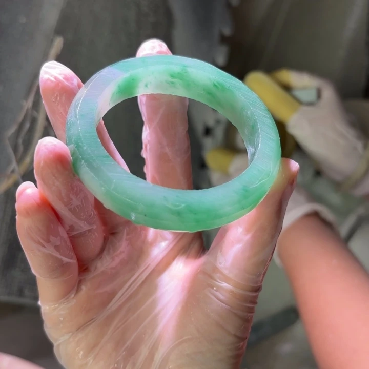 *****石英质玉（非洲翠）未镶嵌手镯定制