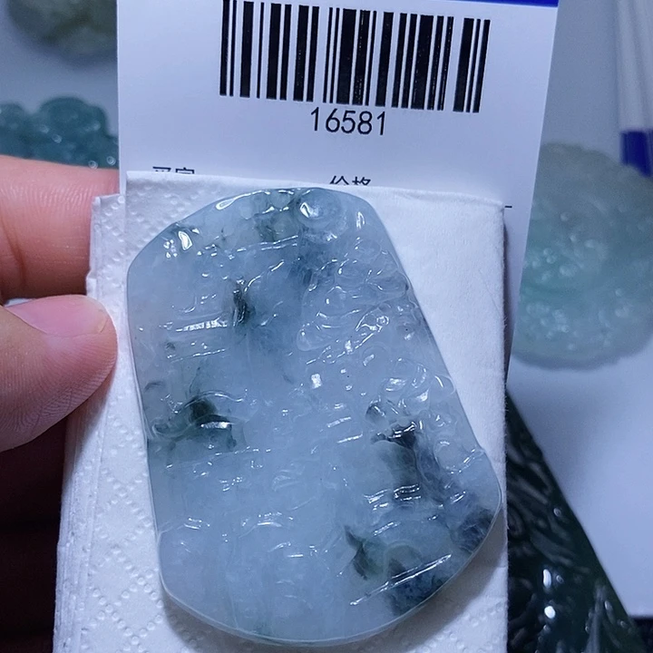 颈饰未镶嵌翡翠是