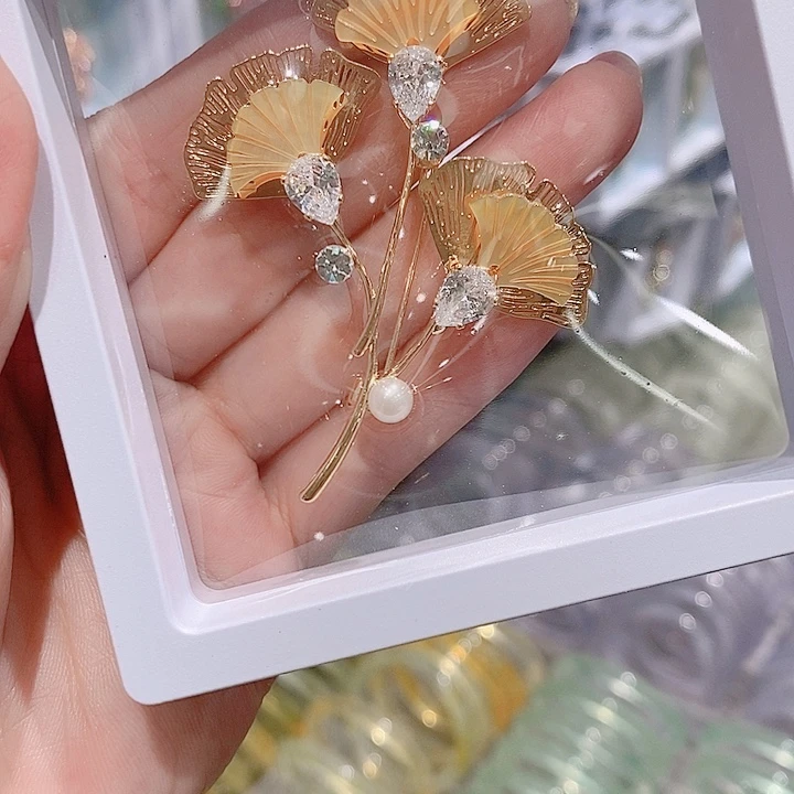 锆石铜合金银杏叶胸针