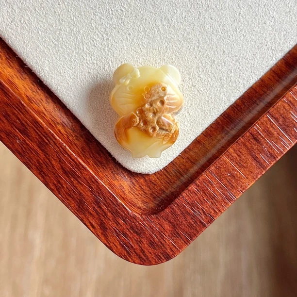 天然琥珀蜜蜡可爱奶酪小老鼠雕刻件