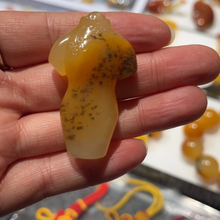 石英质玉（黄龙玉）未镶嵌颈饰