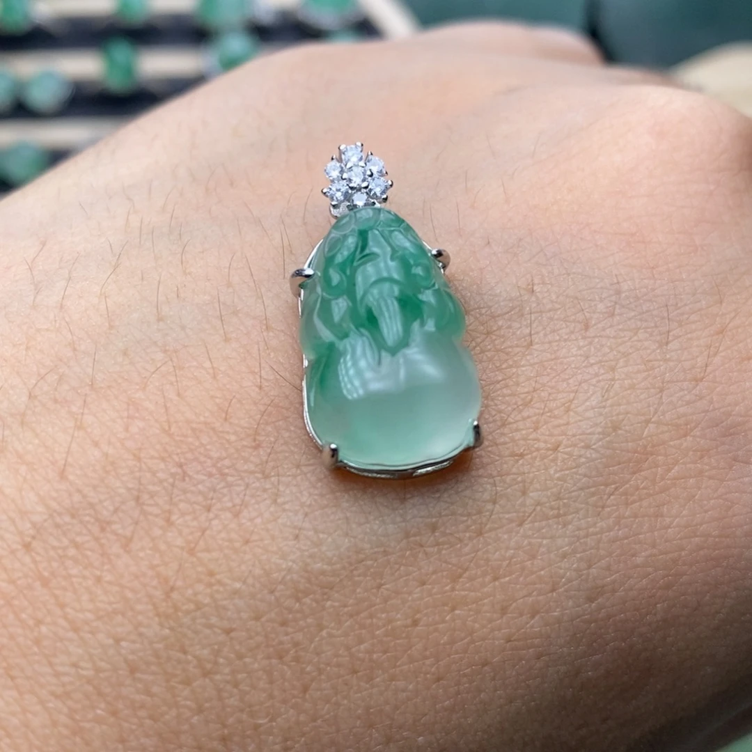 未镶嵌石英质玉（非洲翠）车挂