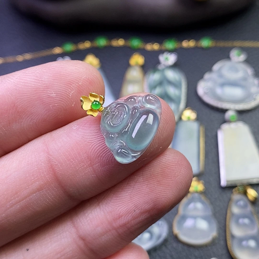 颈饰18K金镶嵌翡翠