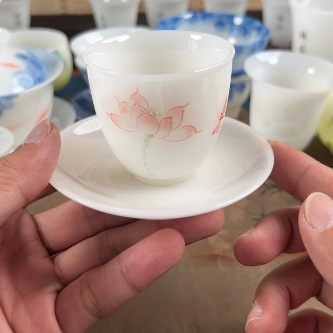 摆件采用优质瓷土制作工艺