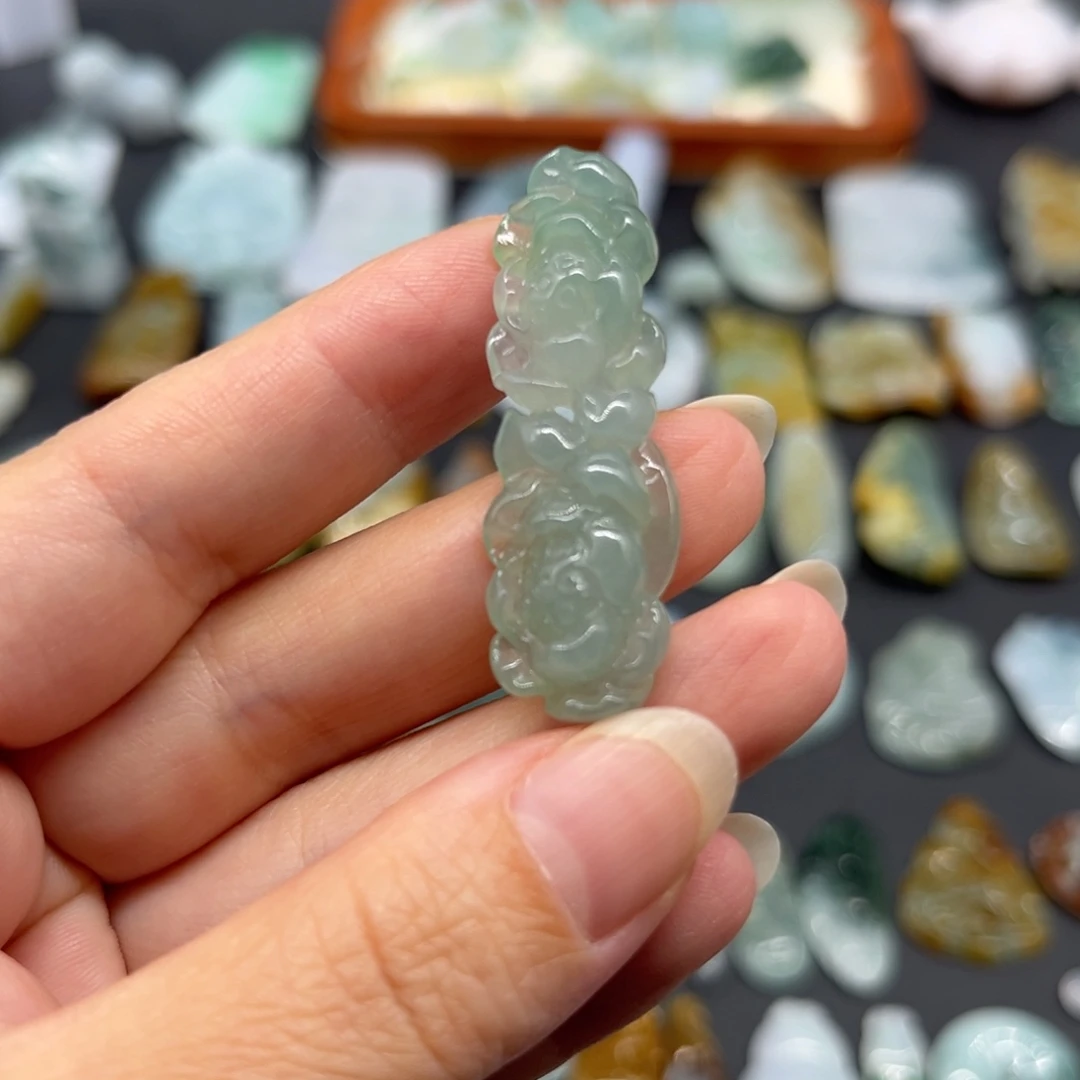 翡翠未镶嵌颈饰并蒂莲