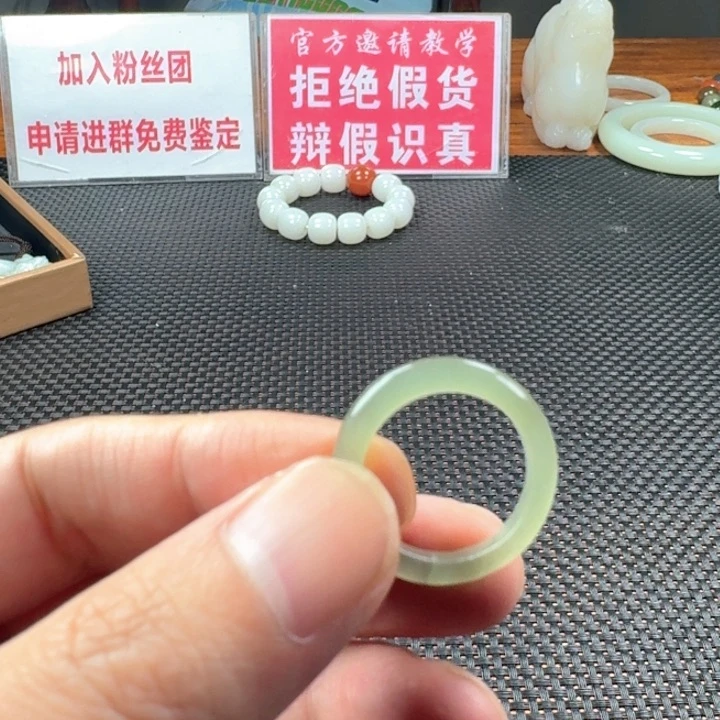 张***昂和田玉未镶嵌颈饰
