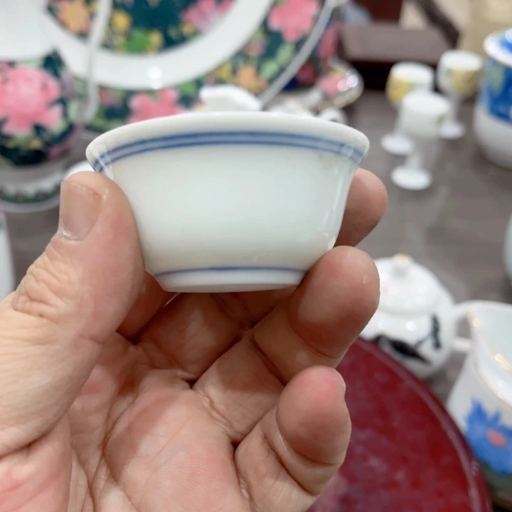 碟釉下五彩的瓷器在瓷器