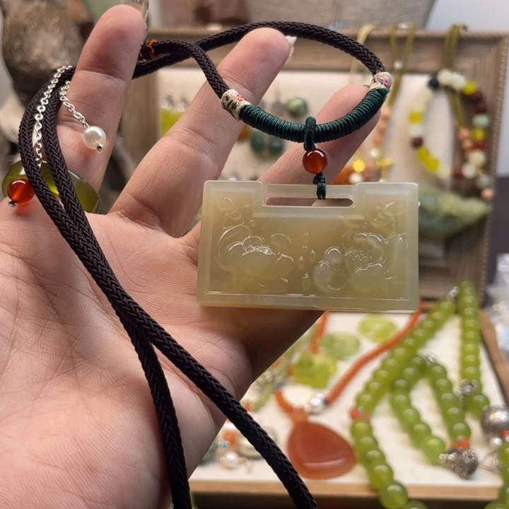 蛇纹石玉吊坠未镶嵌