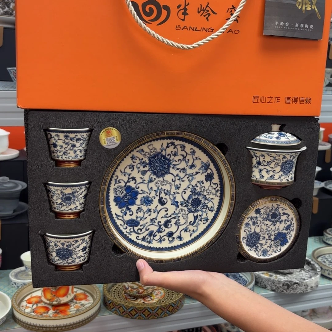 茶具是指由两块金属做成