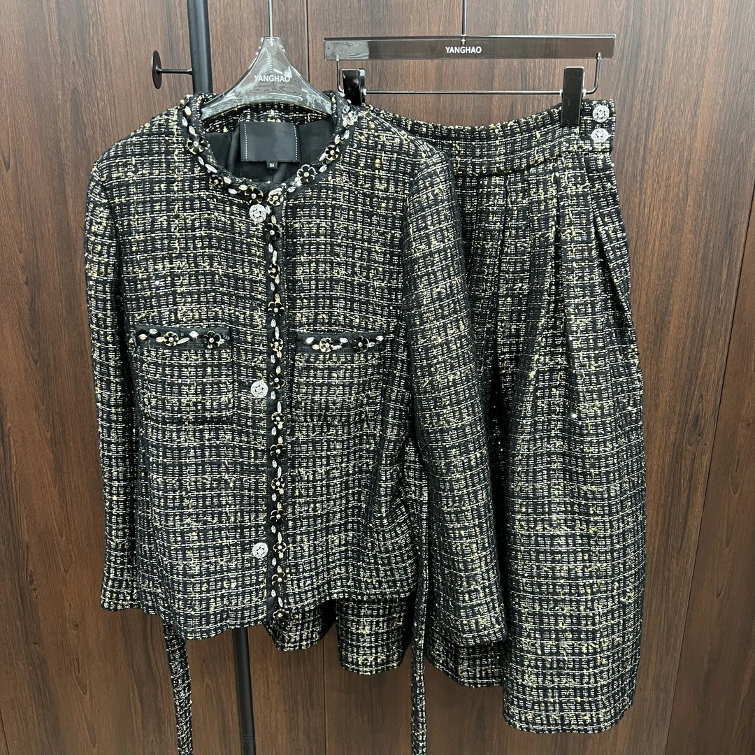 慕溢-258619秋冬时尚黑金亮面粗花呢外套半裙套装