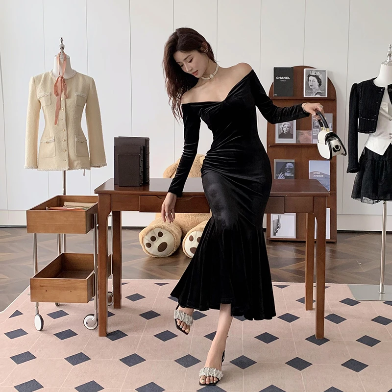 法式高级感一字肩优雅赫本风长裙修身气质长袖黑色秋款连衣裙包臀