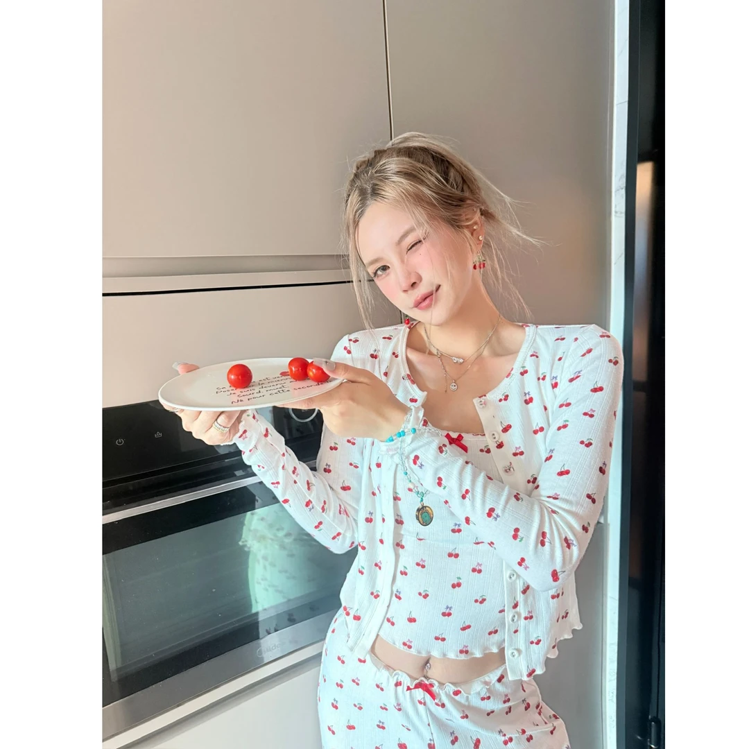 Mungsera7/2514:00樱桃情节原创辣妹开衫纯欲纯欲棕色短裤