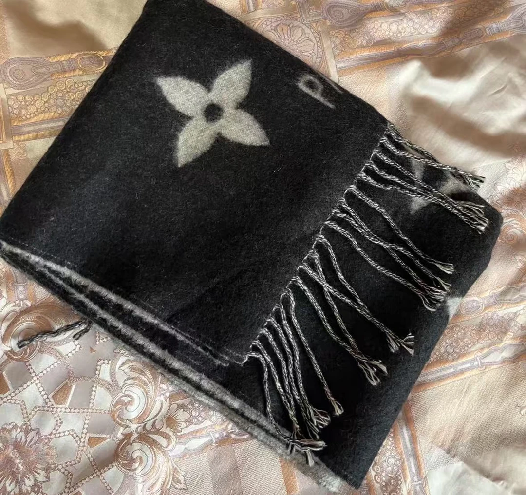 LV 经典黑灰双面羊绒围巾