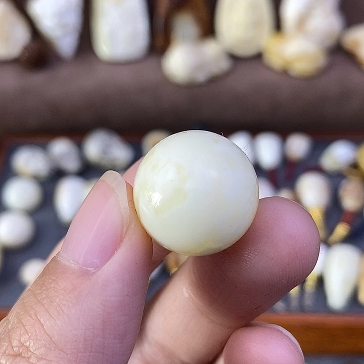 琥珀裸石未镶嵌18圆珠l68
