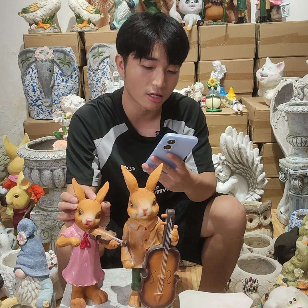 合成树脂拉提琴兔子一对