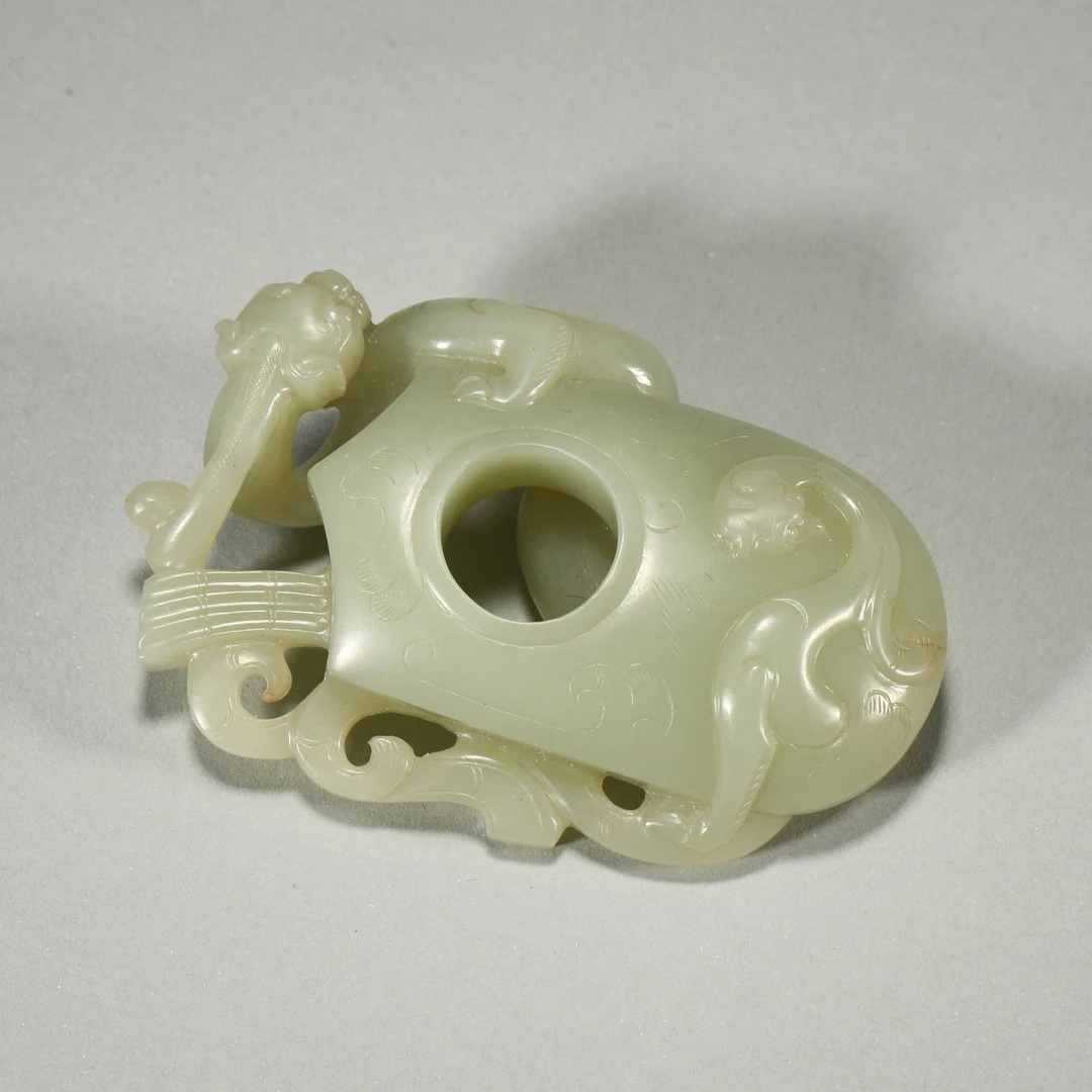 Lot37 清代 仿古和田玉螭龙纹韘形佩