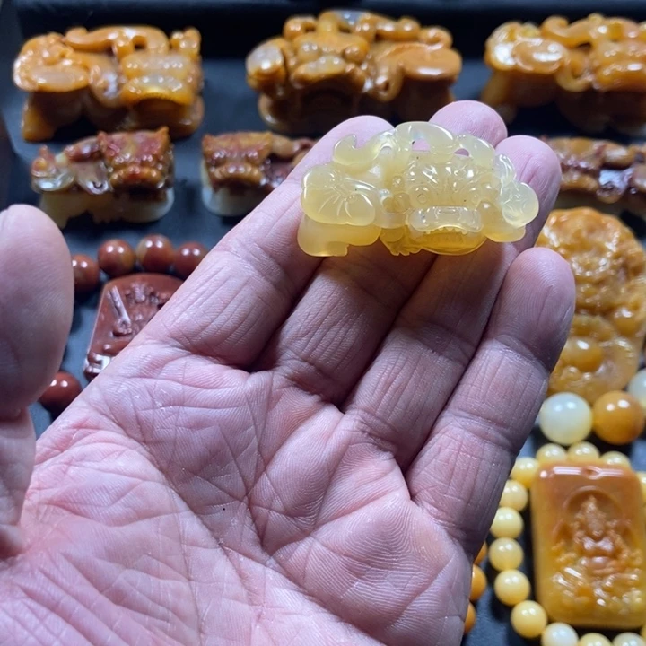 石英质玉（黄龙玉）未镶嵌颈饰