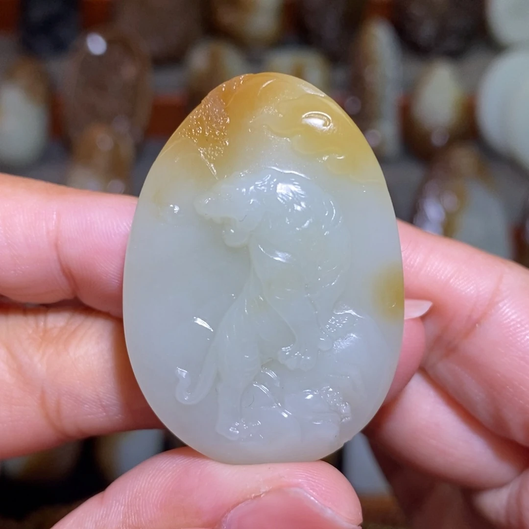 颈饰未镶嵌和田玉（糖玉）上山虎