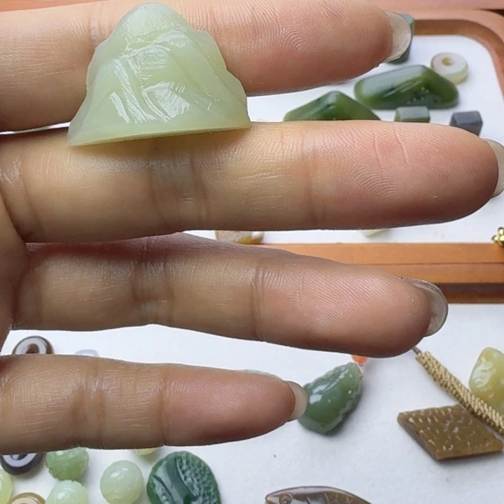 浅***黛和田玉未镶嵌挂件