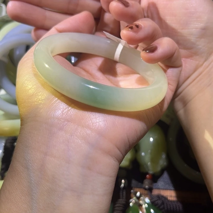 小***小和田玉未镶嵌颈饰