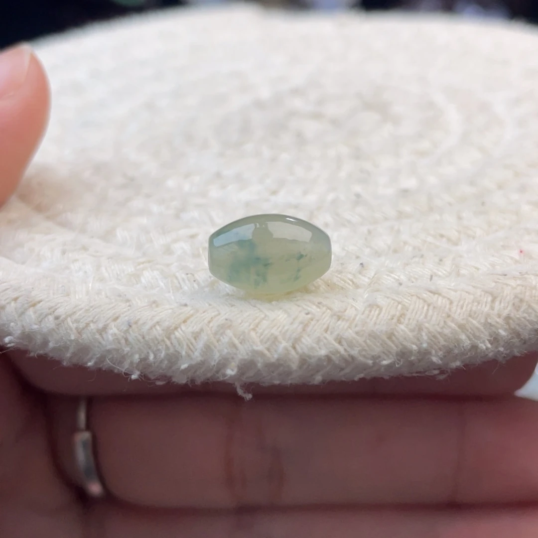 散珠翡翠特色淡黄底飘花桶珠卡7.7-11.7mm
