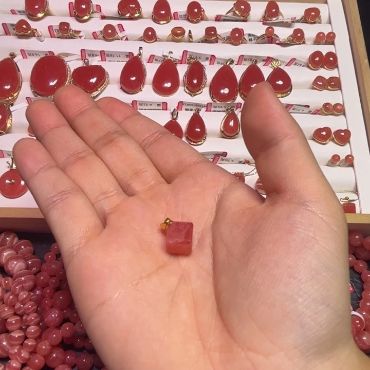 菱锰矿（红纹石）18K金镶嵌颈饰方糖吊坠