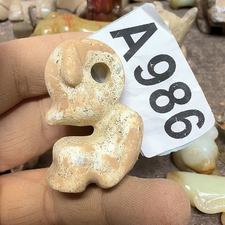 蛇纹石玉颈饰未镶嵌