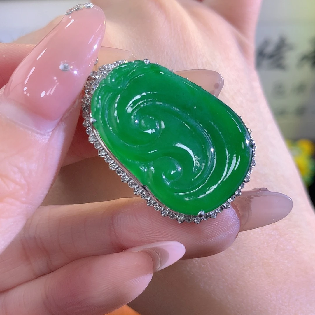 颈饰18K金镶嵌翡翠