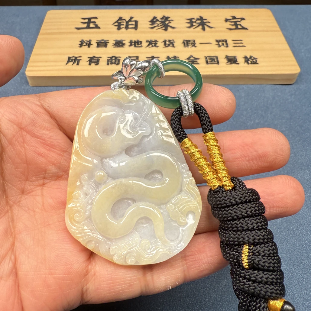 00翡翠A货精雕挂件
