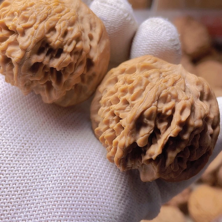 桃核吊坠绿**踪野生小种狮子头