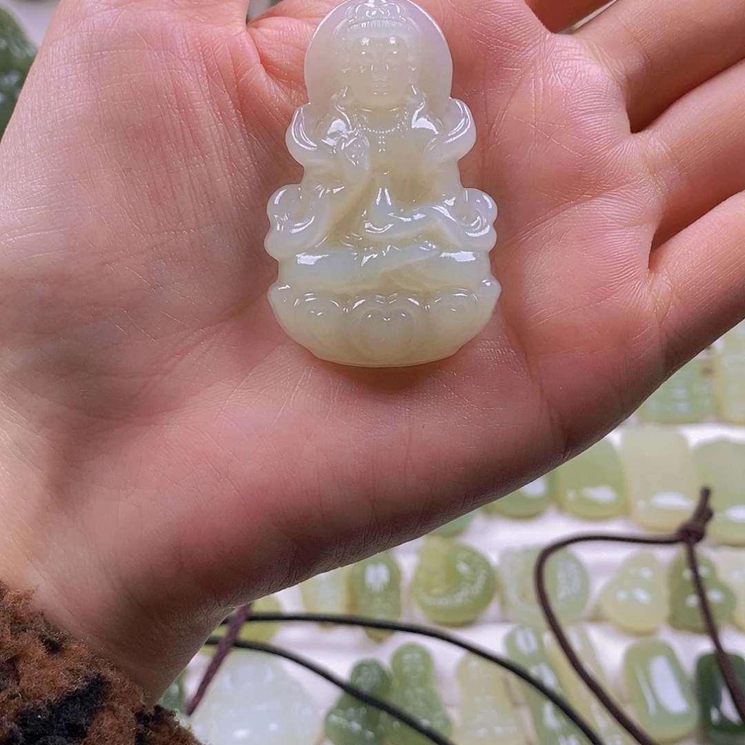 玉****和田玉未镶嵌颈饰