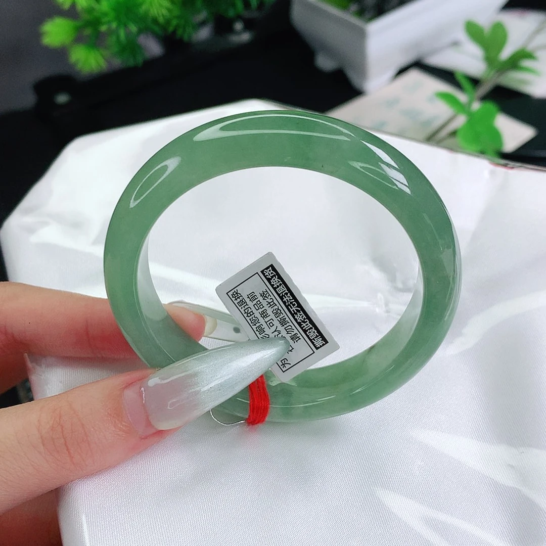 翡翠手镯未镶嵌54圈