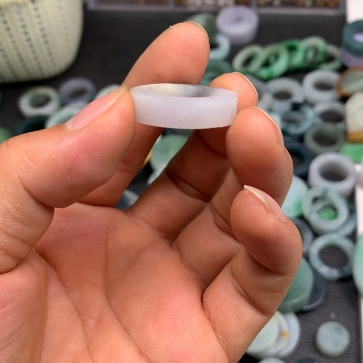 定制翡翠未镶嵌戒指一个