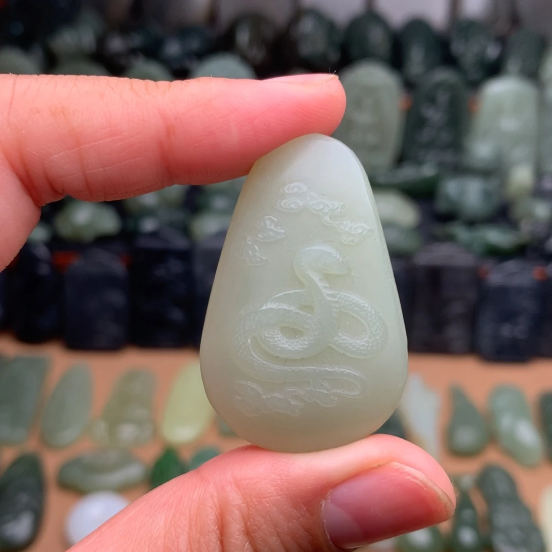 和田玉未镶嵌颈饰挂件62（有包容）