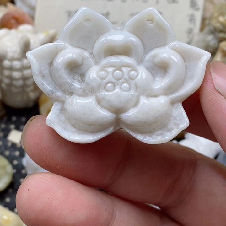 颈饰未镶嵌硅化珊瑚（珊瑚玉）有瑕