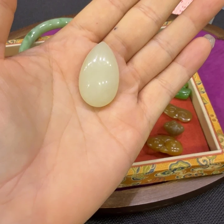 蛋***儿颈饰未镶嵌和田玉（碧玉）