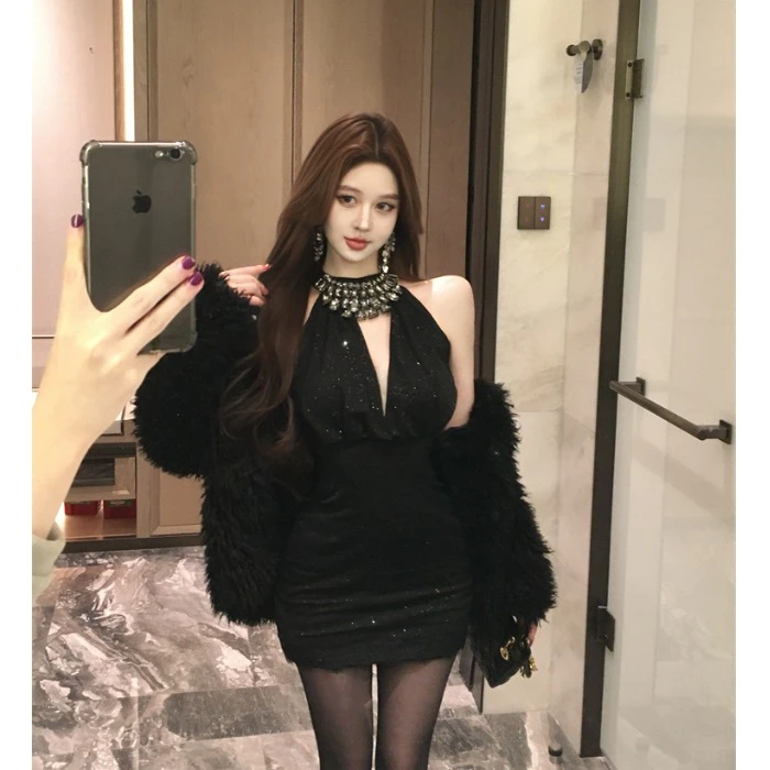 重工镶钻黑色挂脖连衣裙女春季修身收腰礼服短裙纯欲露背包臀裙子