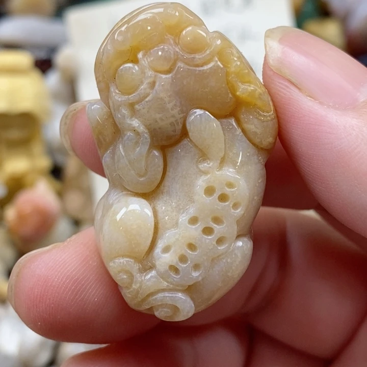 颈饰未镶嵌硅化珊瑚（珊瑚玉）