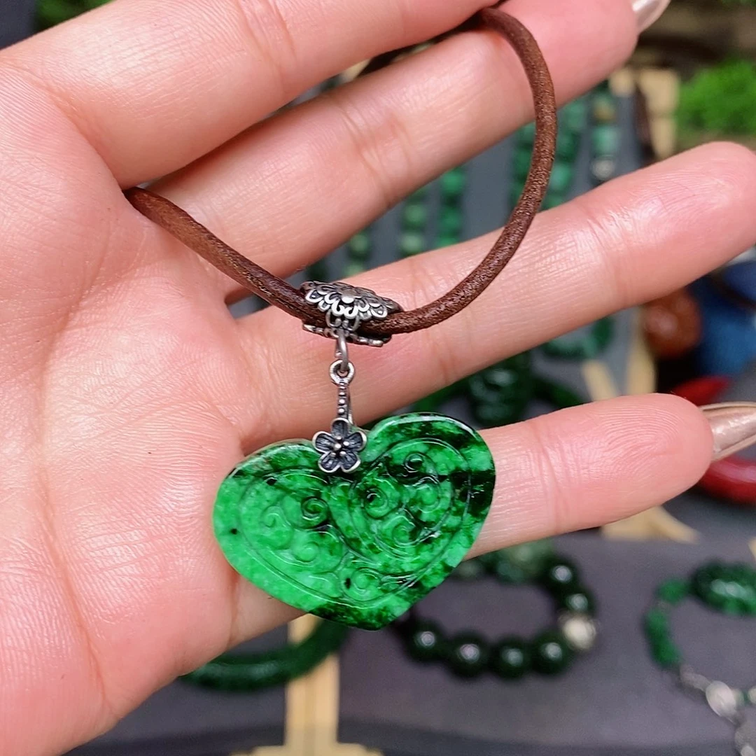 翡翠颈饰未镶嵌漂亮美眉