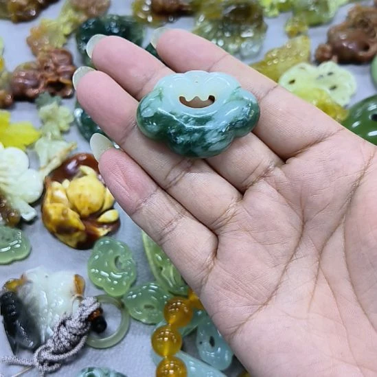 蛇纹石玉未镶嵌颈饰