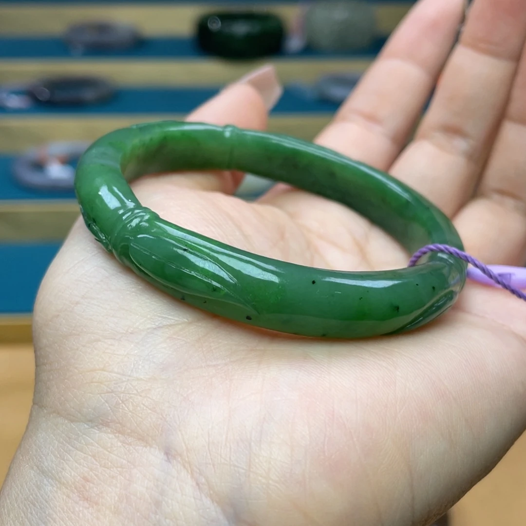 和田玉手镯57+圈口。编号24未镶嵌