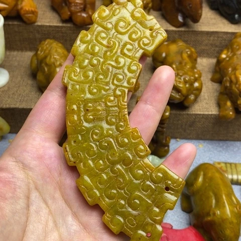 蛇纹石玉未镶嵌颈饰