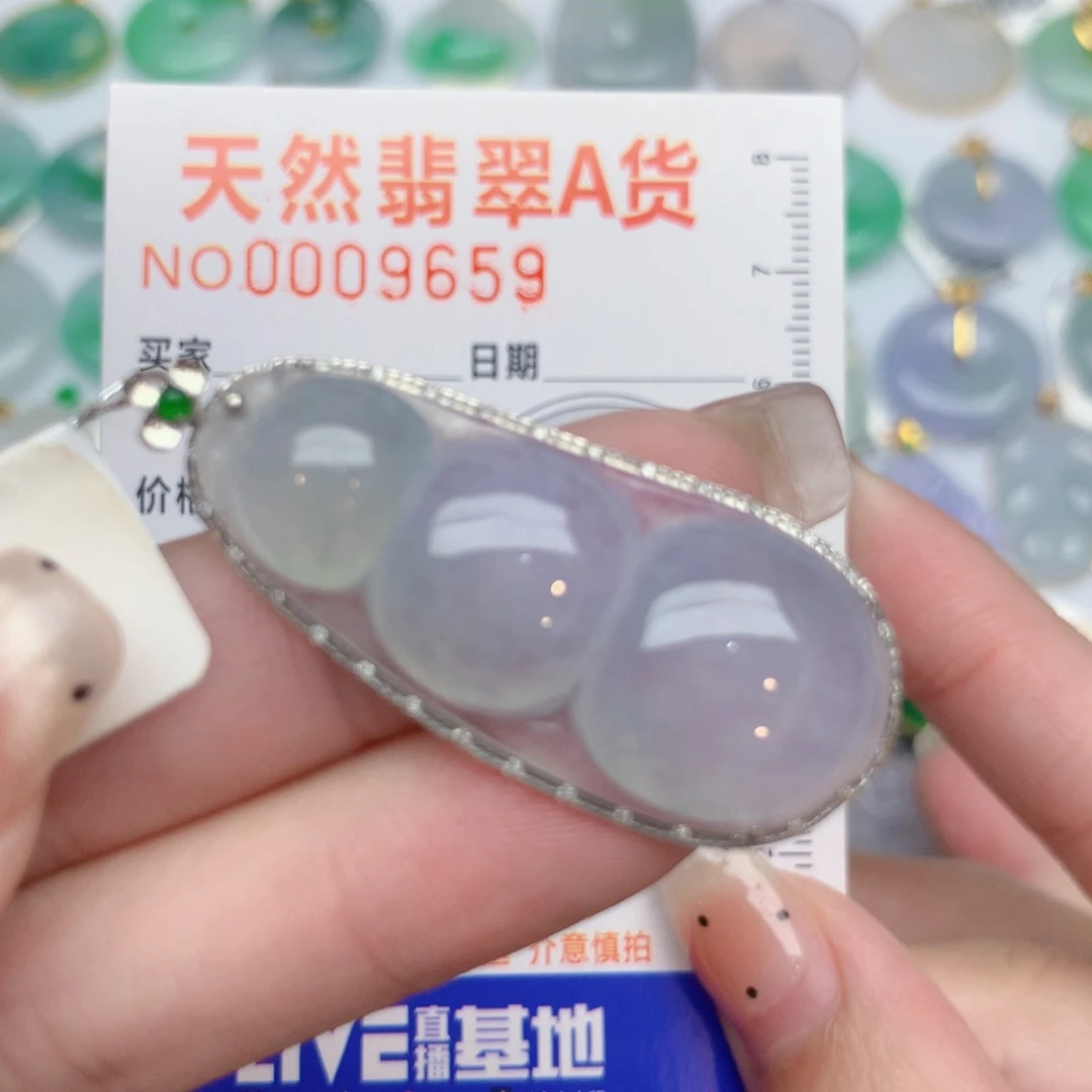 屁****翡翠18K金镶嵌颈饰豆子