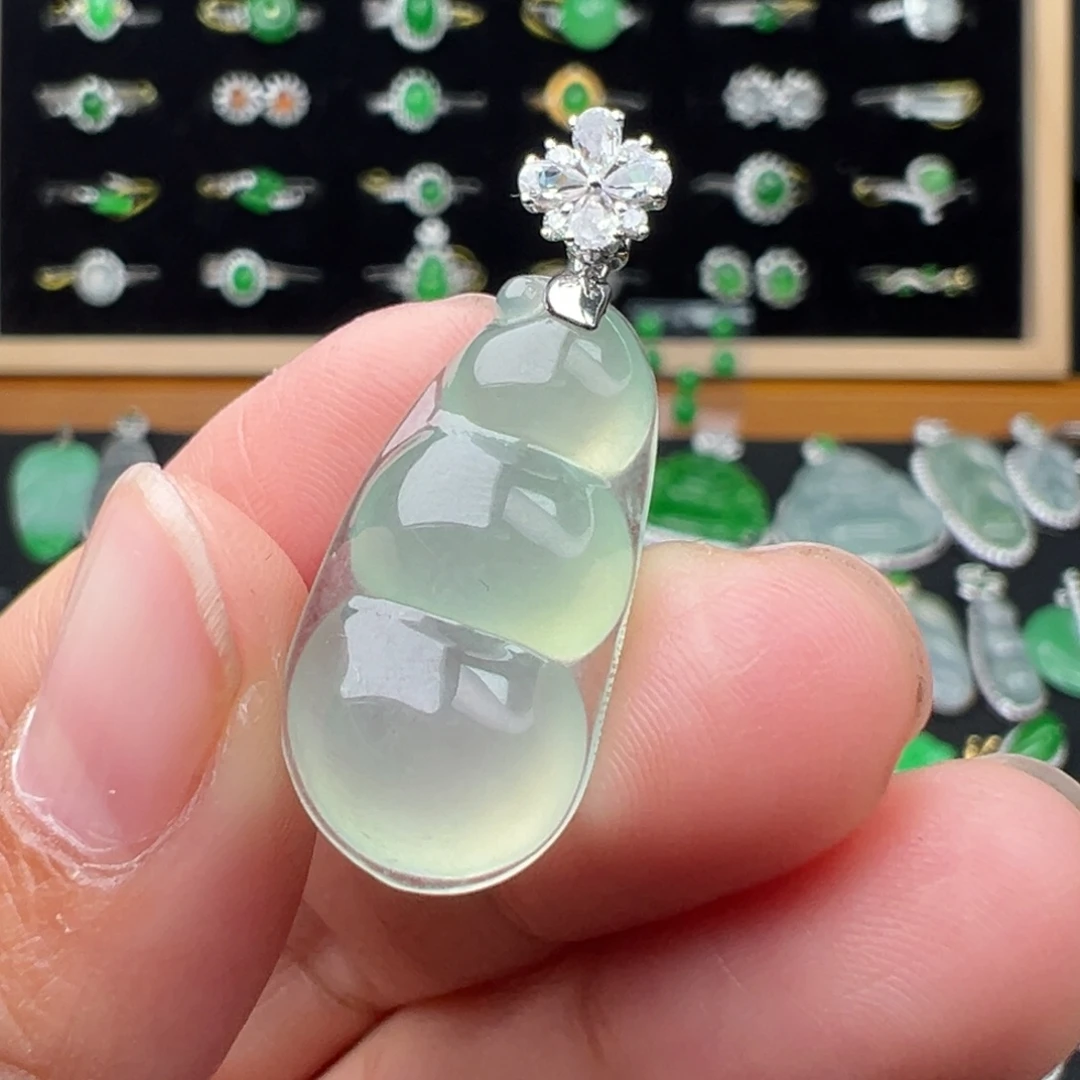 翡翠18K金镶嵌颈饰豆