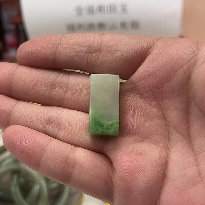颈饰未镶嵌和田玉印章吊坠